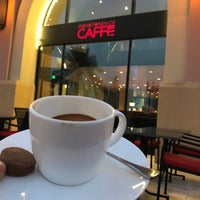 Das Foto wurde bei Emporio Armani Café- The Pearl Qatar von Brent G. am 1/8/2017 aufgenommen