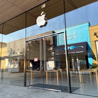 Photo taken at Apple Alderwood by Robert A. on 10/16/2022