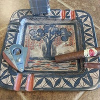 Das Foto wurde bei Shamrock Custom Luxury Cigar Lounge von Ralph B. am 10/21/2012 aufgenommen