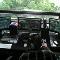 รูปภาพถ่ายที่ Escuela de DJ Productor Profesional BEAT SYSTEM โดย DJ R. เมื่อ 11/17/2012