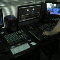 Photo taken at Escuela de DJ Productor Profesional BEAT SYSTEM by DJ R. on 11/10/2012