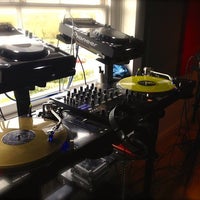รูปภาพถ่ายที่ Escuela de DJ Productor Profesional BEAT SYSTEM โดย DJ R. เมื่อ 5/10/2014