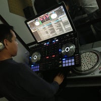 8/17/2013 tarihinde DJ R.ziyaretçi tarafından Escuela de DJ Productor Profesional BEAT SYSTEM'de çekilen fotoğraf