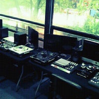 9/25/2012 tarihinde DJ R.ziyaretçi tarafından Escuela de DJ Productor Profesional BEAT SYSTEM'de çekilen fotoğraf