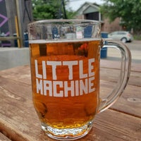 Das Foto wurde bei Little Machine Beer von Claire G. am 6/26/2022 aufgenommen