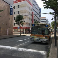 Photo taken at 本厚木駅北口バス停 by 東海 の. on 8/6/2020