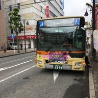 Photo taken at 本厚木駅北口バス停 by 東海 の. on 5/2/2019