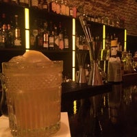 7/18/2016 tarihinde Lesley D.ziyaretçi tarafından Old Fashioned Cocktail &amp;amp; Absinthe Bar'de çekilen fotoğraf