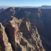 Foto diambil di 5 Star Grand Canyon Helicopter Tours oleh Sungjoo Y. pada 8/4/2015