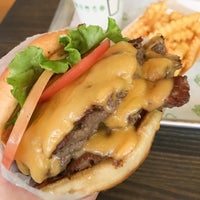 Photo taken at Shake Shack by 335 on 9/27/2016