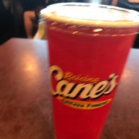 Снимок сделан в Raising Cane&amp;#39;s Chicken Fingers пользователем ᴡ A. 5/20/2017