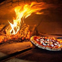 7/24/2015 tarihinde Burrata Wood Fired Pizzaziyaretçi tarafından Burrata Wood Fired Pizza'de çekilen fotoğraf
