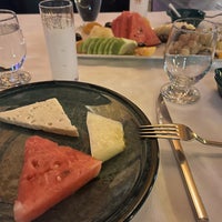 Das Foto wurde bei Hayma Restaurant von Mehmet T. am 10/21/2022 aufgenommen