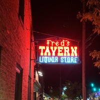 Снимок сделан в Fred&amp;#39;s Tavern &amp;amp; Liquor Store пользователем Gator S. 8/9/2019