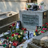 Photo taken at Tombe de Jim Morrison by Ruben H. on 8/18/2022