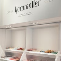 Foto tirada no(a) Karameller Candy Shop Inc. por Karameller Candy Shop Inc. em 7/27/2015
