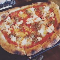5/15/2016 tarihinde Jenny M.ziyaretçi tarafından Providence Coal Fired Pizza'de çekilen fotoğraf