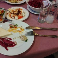 Das Foto wurde bei Ali Baba Restaurant Kadıköy von Nazmi am 1/6/2024 aufgenommen