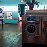 Foto tomada en Spin Laundry Lounge  por Stacy B. el 9/8/2018