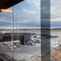 2/14/2024 tarihinde Rei Alexandra A.ziyaretçi tarafından Austrian Airlines Business Lounge | Non-Schengen Area'de çekilen fotoğraf
