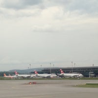Das Foto wurde bei Flughafen Zürich (ZRH) von yos1996 よ. am 5/15/2013 aufgenommen
