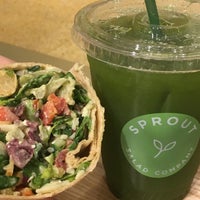 Foto diambil di Sprout Salad Company oleh Rosaura O. pada 3/28/2017