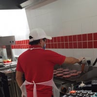 Das Foto wurde bei Burgeration von Abdulaziz A. am 8/2/2015 aufgenommen