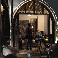 Foto diambil di Atölye Cadı Kazanı Cafe oleh Sonat A. pada 5/30/2017