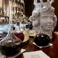 Foto diambil di DRY Martini Bar oleh Juanan U. pada 3/25/2022