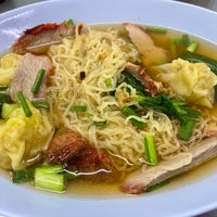 Photo taken at Lung Cheay Egg Noodles by Joe_akkawi😘 t. on 9/19/2023