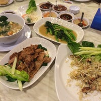 Снимок сделан в Saigon Village Restaurant пользователем Fiona L. 5/17/2014