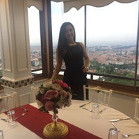 Das Foto wurde bei Küçük Çamlıca Nagehan Restaurant von Pelin B. am 5/17/2017 aufgenommen