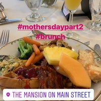 รูปภาพถ่ายที่ The Mansion on Main Street โดย Kim M. เมื่อ 5/14/2019