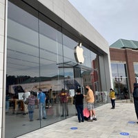 Photo taken at Apple Eton by Ricardo G. on 11/5/2020