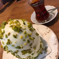 Das Foto wurde bei By Şekerci Cafe von Bita K. am 10/12/2021 aufgenommen
