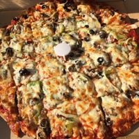 Foto scattata a Rosati&amp;#39;s Pizza da Jay H. il 5/16/2015