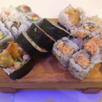 Foto tirada no(a) Shiroi Sushi por Jay H. em 10/3/2014