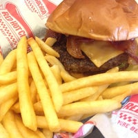 2/22/2014 tarihinde Jay H.ziyaretçi tarafından Burger Baron'de çekilen fotoğraf