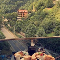 Das Foto wurde bei Golden Inn Hotel Uzungöl von Zm am 8/8/2022 aufgenommen