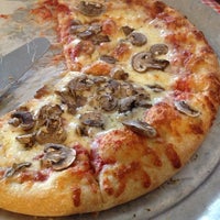 Das Foto wurde bei St. Angelo&amp;#39;s Pizza von Courtenay O. am 8/5/2014 aufgenommen