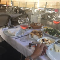 Das Foto wurde bei Birinci Kordon Balık Restaurant von Solmaz O. am 7/21/2017 aufgenommen