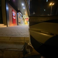 Photo taken at Domino&amp;#39;s Pizza دومينوز بيتزا by T Ò. on 5/10/2021