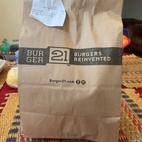 Foto scattata a Burger 21 da 🦋Human Mother Of C. il 3/29/2021