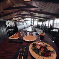 Foto diambil di Wayfarer Restaurant &amp;amp; Lounge oleh 💎 pada 6/9/2022
