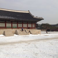 Photo taken at Gyeongbokgung Palace by Alya Z. on 1/21/2017