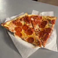 Foto diambil di Luigi&amp;#39;s Pizza oleh Nelson B. pada 7/27/2022