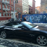 Das Foto wurde bei Maserati of Manhattan von rogey_mac am 1/11/2015 aufgenommen