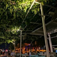 Das Foto wurde bei Buzz Beach Bar von Yaşam Atölyem . am 8/6/2022 aufgenommen