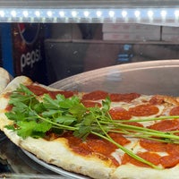 6/9/2021 tarihinde Mike M.ziyaretçi tarafından Famous Ben&amp;#39;s Pizza of SoHo'de çekilen fotoğraf