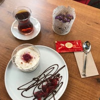 Foto diambil di Çikolata Mahzeni oleh Hande Y. pada 8/6/2022
